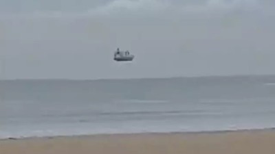 海邊拍到「幽靈飛船」！空中緩緩漂浮嚇壞泳客　網傻眼：真不是P的？