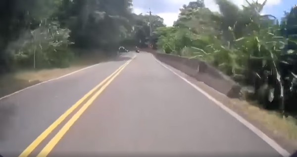 ▲▼新北市雙溪102縣道車禍,騎士懸掛水泥護欄上。(圖/翻攝臉書粉專「路安專案」) ▲▼新北市雙溪102縣道車禍,騎士懸掛水泥護欄上。(圖/翻攝臉書粉專「路安專案」)