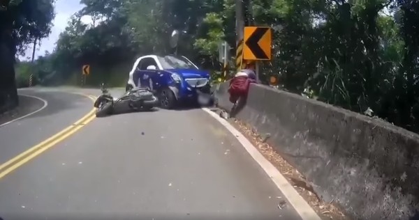 ▲▼新北市雙溪102縣道車禍,騎士懸掛水泥護欄上。(圖/翻攝臉書粉專「路安專案」) ▲▼新北市雙溪102縣道車禍,騎士懸掛水泥護欄上。(圖/翻攝臉書粉專「路安專案」)