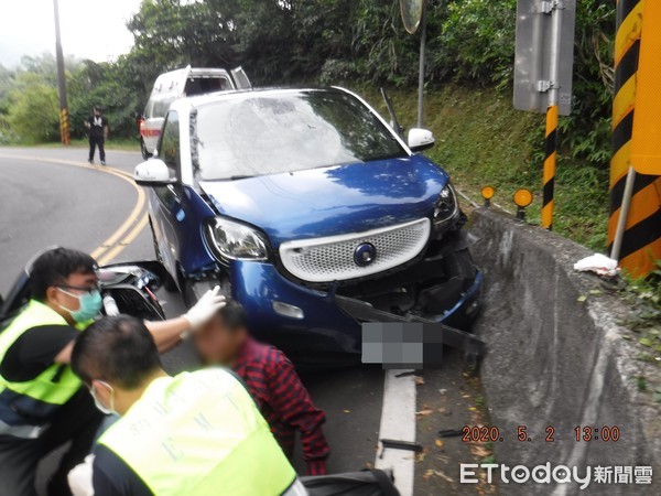 ▲▼新北市雙溪102縣道車禍,騎士懸掛水泥護欄上。(圖/記者郭世賢翻攝) ▲▼新北市雙溪102縣道車禍,騎士懸掛水泥護欄上。(圖/記者郭世賢翻攝)