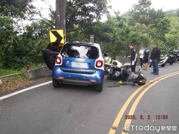 ▲▼新北市雙溪102縣道車禍,騎士懸掛水泥護欄上。(圖/記者郭世賢翻攝) ▲▼新北市雙溪102縣道車禍,騎士懸掛水泥護欄上。(圖/記者郭世賢翻攝)