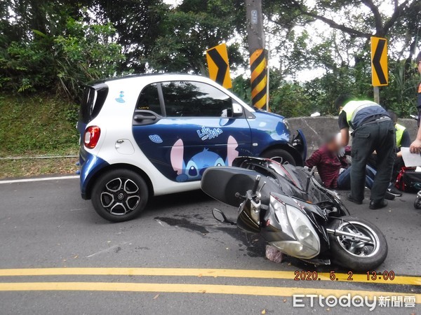 ▲▼新北市雙溪102縣道車禍,騎士懸掛水泥護欄上。(圖/記者郭世賢翻攝) ▲▼新北市雙溪102縣道車禍,騎士懸掛水泥護欄上。(圖/記者郭世賢翻攝)