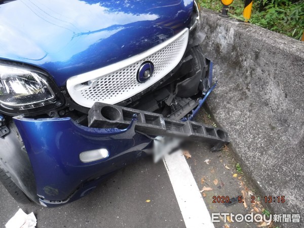 ▲▼新北市雙溪102縣道車禍,騎士懸掛水泥護欄上。(圖/記者郭世賢翻攝) ▲▼新北市雙溪102縣道車禍,騎士懸掛水泥護欄上。(圖/記者郭世賢翻攝)