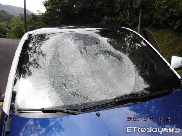 ▲▼新北市雙溪102縣道車禍,騎士懸掛水泥護欄上。(圖/記者郭世賢翻攝) ▲▼新北市雙溪102縣道車禍,騎士懸掛水泥護欄上。(圖/記者郭世賢翻攝)