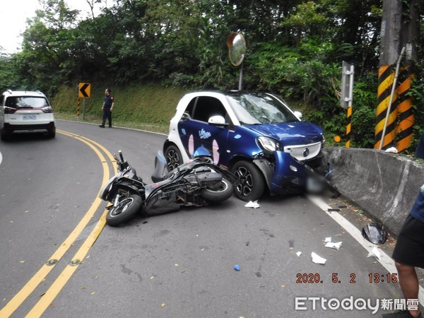 ▲▼新北市雙溪102縣道車禍,騎士懸掛水泥護欄上。(圖/記者郭世賢翻攝) ▲▼新北市雙溪102縣道車禍,騎士懸掛水泥護欄上。(圖/記者郭世賢翻攝)