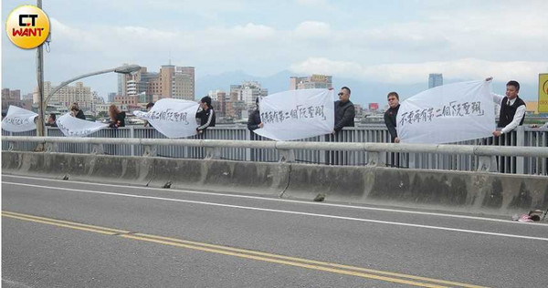 阮橋本愛子慘死新海橋上,他因而號召千人請願,促使交通局設置橋上的中央分隔島,避免類似悲劇再次發生。(圖/鋼鐵爸提供)