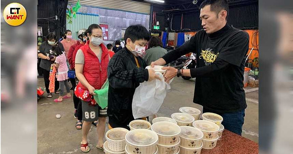 「聖翔救援協會」多年來救濟貧苦,也定期分送熱食點心給需要的民眾。(圖/鋼鐵爸提供)