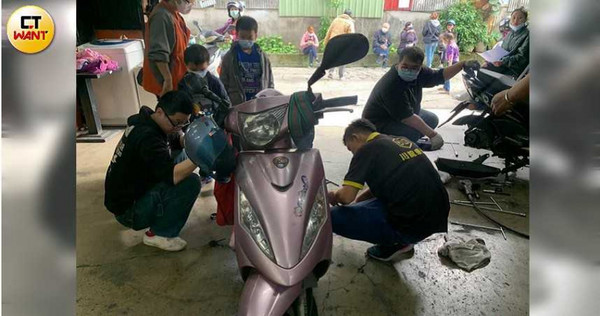 為了守護機車族安全,「聖翔救援協會」幫清貧失依族群修理機車,免費更換胎皮、剎車皮和機油。(圖/鋼鐵爸提供)
