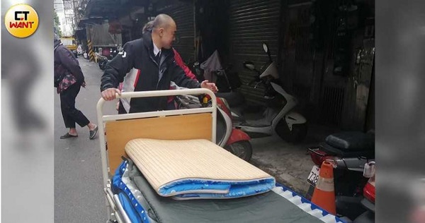 「聖翔救援協會」聽聞休學扛家的少女家中3人擠1床、1折椅,馬上將醫療級用床送到。(圖/鋼鐵爸提供)