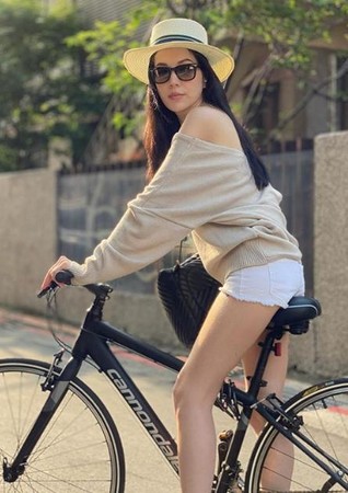 眼尖的網友看到修長美腿之餘,好奇詢問「左大腿是刺青還是胎記呀?」。(翻攝自AnN HsU 許瑋甯Instagram)