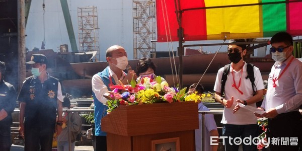 ▲高雄市長韓國瑜參加新船下水典禮，這艘新魷釣船取名發大財號             。（圖／記者洪正達攝）