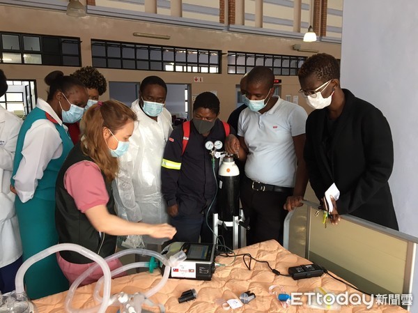 北醫支援史國防疫。(圖/北醫附醫提供) 北醫支援史國防疫。(圖/北醫附醫提供)