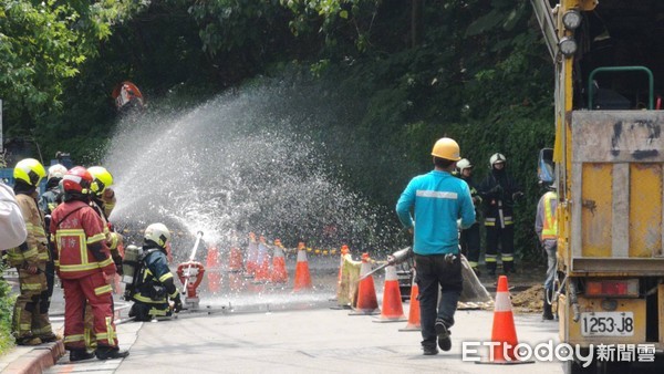 ▲▼北市木柵路施工挖斷管線。(圖/記者黃彥傑攝) ▲▼北市木柵路施工挖斷管線。(圖/記者黃彥傑攝)