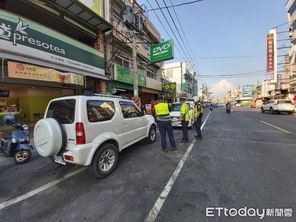 ▲台南市警佳里分局加強違規停車勸導與取締,執行1個月後統計交通事故件數明顯減少,獲得民眾支持讚賞。(圖/記者林悅翻攝,下同) ▲台南市警佳里分局加強違規停車勸導與取締,執行1個月後統計交通事故件數明顯減少,獲得民眾支持讚賞。(圖/記者林悅翻攝,下同)