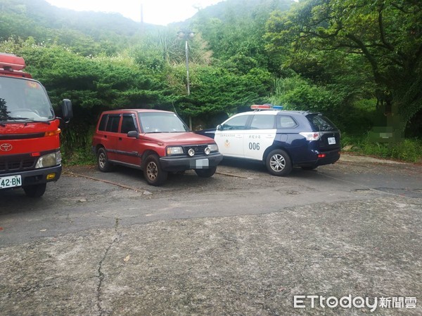 ▲▼台北市陽明山上一名約80歲的老人陳屍在草叢裡。(圖/記者黃彥傑翻攝) ▲▼台北市陽明山上一名約80歲的老人陳屍在草叢裡。(圖/記者黃彥傑翻攝)