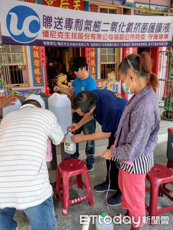 ▲屏東東港安泰醫院榮譽院長蘇清泉等人結合結合恆春天后宮與在地民代,贈送專利氣態二氧化氯消毒液助防疫 。(圖/記者陳崑福翻攝) ▲屏東東港安泰醫院榮譽院長蘇清泉等人結合結合恆春天后宮與在地民代,贈送專利氣態二氧化氯消毒液助防疫 。(圖/記者陳崑福翻攝)