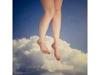 夢境啟發拍攝「鏡子靈異照」，英國正妹的身體不見了！(圖／取自當事人臉書)