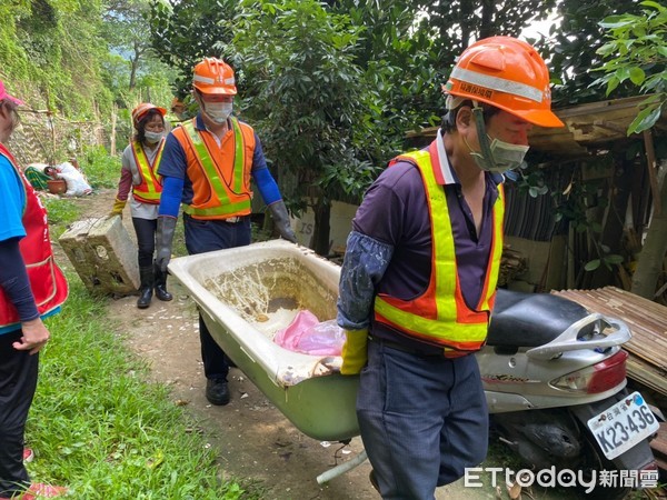 ▲ 樹林區公所防治登革熱超前部署 儲水容器、髒亂點環境孳清里鄰總動員。(圖/新北市樹林區公所提供) ▲ 樹林區公所防治登革熱超前部署 儲水容器、髒亂點環境孳清里鄰總動員。(圖/新北市樹林區公所提供)