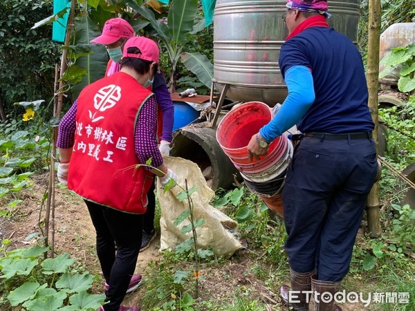 ▲ 樹林區公所防治登革熱超前部署 儲水容器、髒亂點環境孳清里鄰總動員。(圖/新北市樹林區公所提供) ▲ 樹林區公所防治登革熱超前部署 儲水容器、髒亂點環境孳清里鄰總動員。(圖/新北市樹林區公所提供)