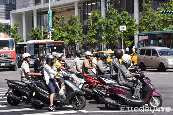 ▲▼機車待轉區,兩段式左轉,機車族,通勤,機車騎士,交通,空氣污染,空汙,pm2.5,移動污染源,夏天,炎熱,安全帽。（圖／記者李毓康攝）