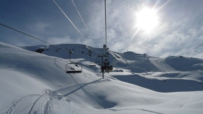 滑雪慶畢業？防疫畢典「改到雪山上辦」　學生搭纜車登頂領證書　