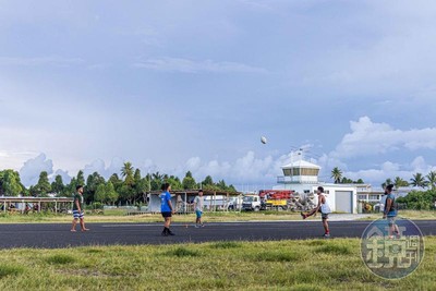 全國人民都在機場打球　飛機掠過熱鬧人潮　吐瓦魯的世界奇觀