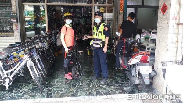 ▲屏東警分局德協派出所所長高文福與警員林栢序協助何姓女子處理腳踏車爆始            。（圖／記者陳崑福翻攝）