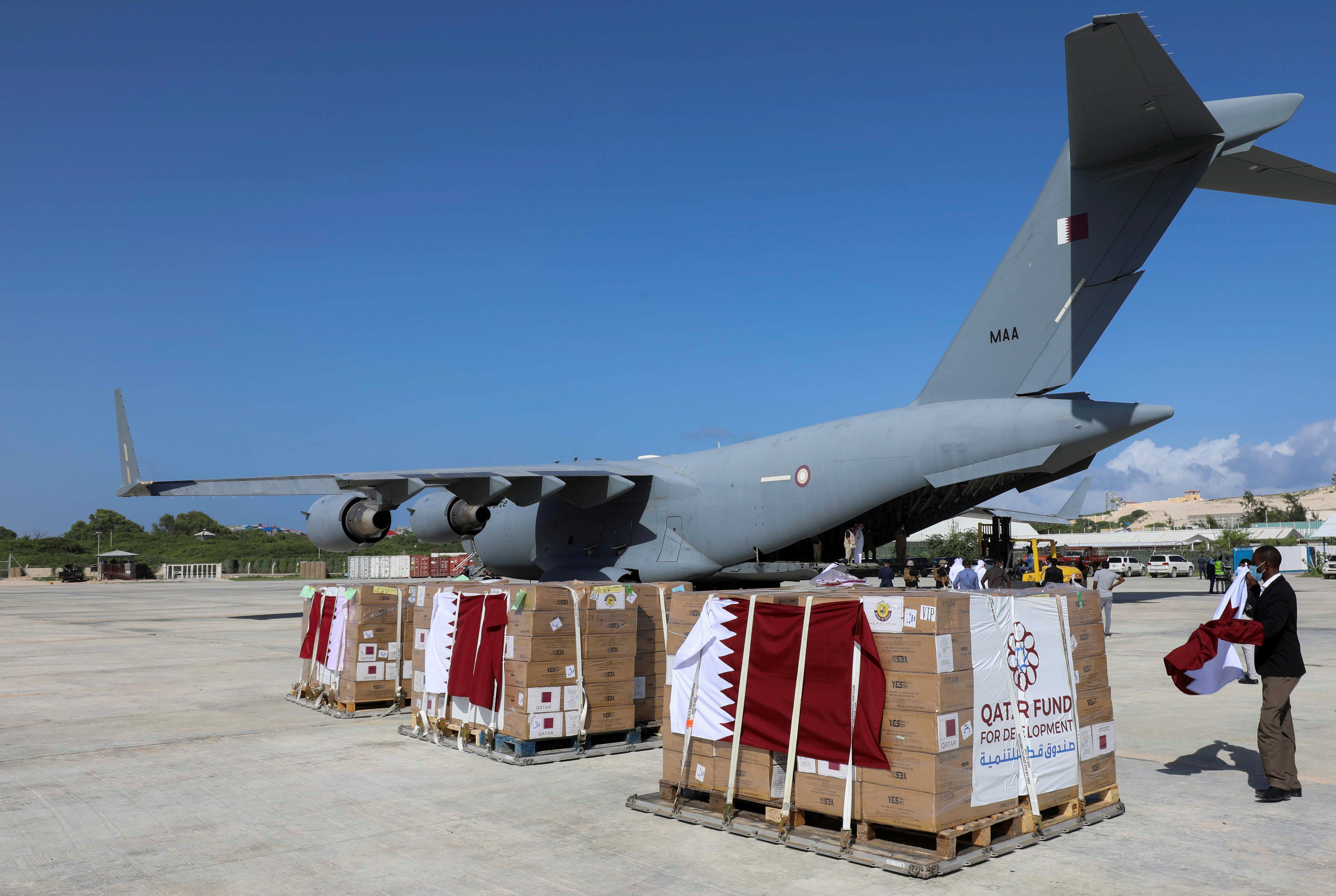 ▲▼一架卡達軍機在索馬利亞首都摩加迪休（Mogadishu）降落，卸載醫療物資。（圖／路透）