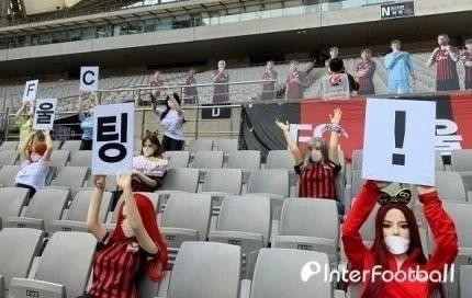 南韓足球職業聯賽的FC首爾隊，以性愛玩偶充當「應援觀眾」引發爭議。（翻攝自@WhoAteTheSquid推特）