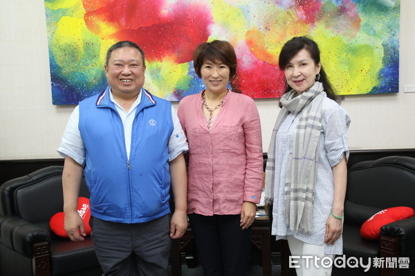 ▲ 凱薩飯店董事長林鴻道偕夫人拜訪台東縣長饒慶鈴 。(圖/記者楊鈞典翻攝) ▲ 凱薩飯店董事長林鴻道偕夫人拜訪台東縣長饒慶鈴 。(圖/記者楊鈞典翻攝)
