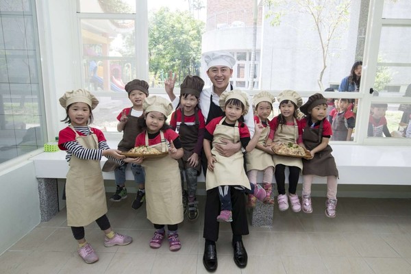 ▲新竹市長林智堅體驗非營利幼兒園課程。（圖／新竹市政府提供）