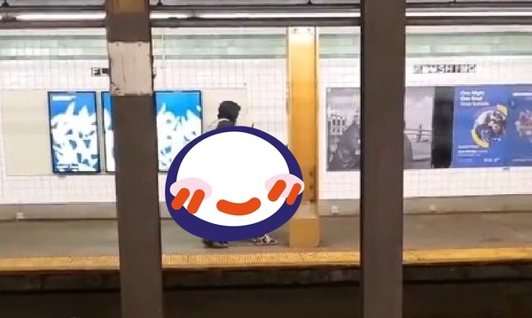 封城地鐵成新野戰天堂　男女「月台合體」被拍還嗆：祝你看得開心。（圖／翻攝自Twitter）