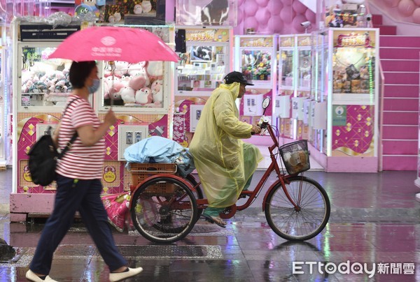 ▲▼梅雨鋒面滯留台灣，為全台各地帶來致災性豪大雨。（圖／記者湯興漢攝）