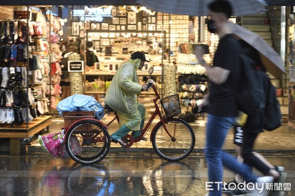 ▲▼梅雨鋒面滯留台灣，為全台各地帶來致災性豪大雨。（圖／記者湯興漢攝）