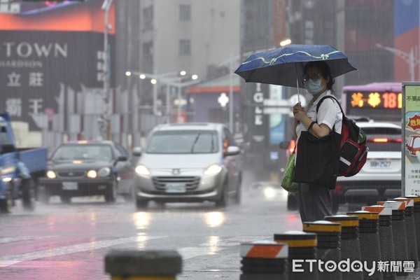 ▲▼梅雨鋒面滯留台灣，為全台各地帶來致災性豪大雨。（圖／記者湯興漢攝）