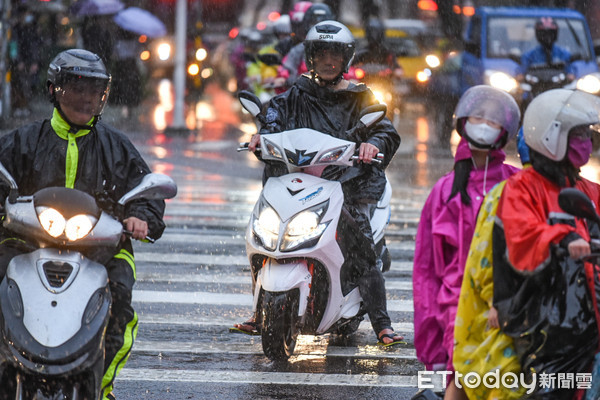 ▲中央氣象局發豪大雨特報，全台強降雨明顯。豪雨,梅雨,豪大雨,下雨,雷雨,大雨特報（圖／記者林敬旻攝）