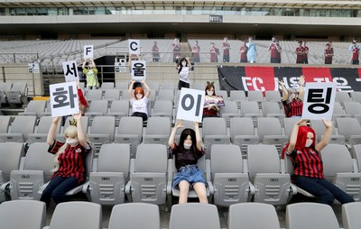 球賽現場沒觀眾好冷清！　南韓FC首爾球隊用「充氣娃娃助陣」