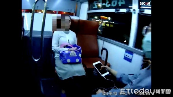 ▲▼台北婦人搭公車不戴口罩。（圖／記者張君豪翻攝）