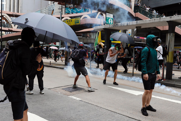 ▲▼北京提出「港版國安法」，香港反政府民眾上街抗議。（圖／路透）