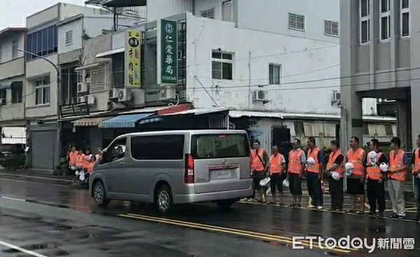 ▲ 公路總局養護士巡路自撞身亡，台東工務段同仁列致意 。（圖／台東工務段提供）