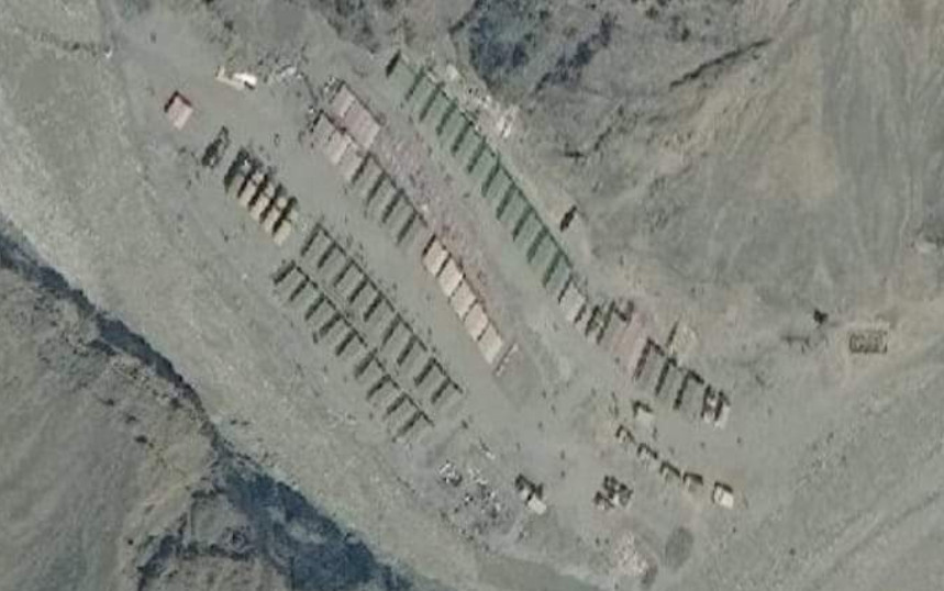 ▲衛星圖像顯示，中國軍隊在中印邊境拉德克地區（Ladakh）搭起帳棚、碉堡與卡車，畫面在社群媒體上流傳。（圖／翻攝Twitter@wasi__）