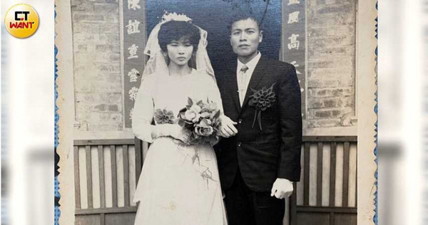 老夫妻結婚以來每天夫唱婦隨，兩人一起走遍全台灣擺攤賣香腸。（圖／香腸伯提供）