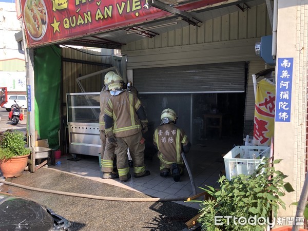 ▲台南市新營區中山路，下午傳出有轎車衝撞小吃店，造成3人受傷，台南市消防局據報出動消防人員前往現場搶救，新營分局派員查處。（圖／記者林悅翻攝）