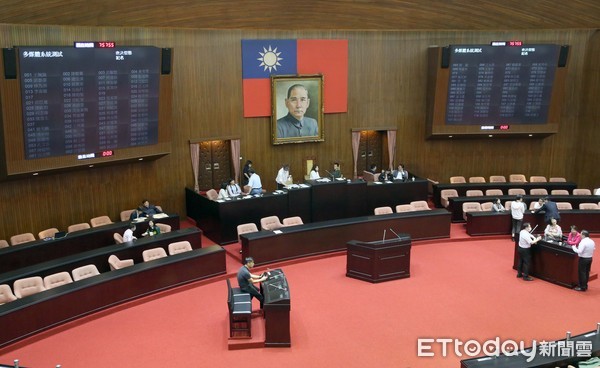 ▲▼立法院院會 行使促轉會人事同意權 民進黨為防止在野黨抗議阻撓 黨籍立委一早占據主席台發言台 先佔先贏。（圖／記者屠惠剛攝）