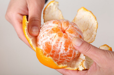 想要吃橘子不被汁亂噴，這樣做就對了