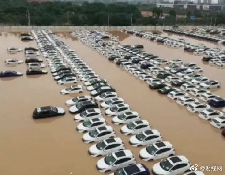 ▲廣州本田車廠淹水，新車全泡水。（圖／翻攝自財經網微博）