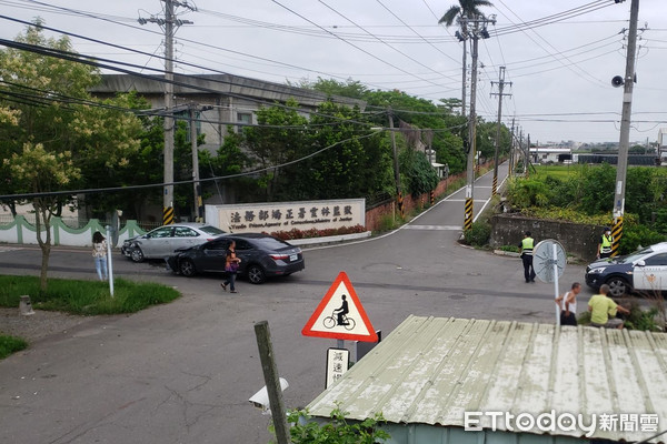 ▲雲林縣虎尾鎮上午9點在雲林監獄附近產業道路發生一起車禍，兩輛車頭變形，所幸駕駛均無受傷。（圖／記者蔡佩旻翻攝）