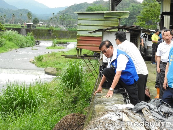 ▲▼汛期已屆，南投縣長林明溱到魚池鄉，加快勘查危險護岸、排水工程，發現有立即危險，速核款款項責成有關單位施工改善。（圖／南投縣政府提供，下同）