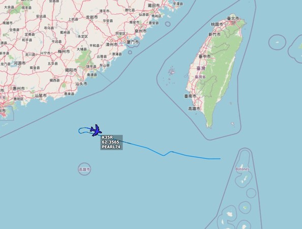 ▲▼KC-135R空中加油機接近香港後又折返。（圖／取自）