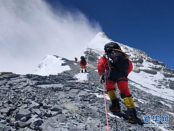 ▲▼2020珠峰高程測量登山隊8名隊員從突擊營地出發，向著頂峰挺進。（圖／翻攝自新華社）